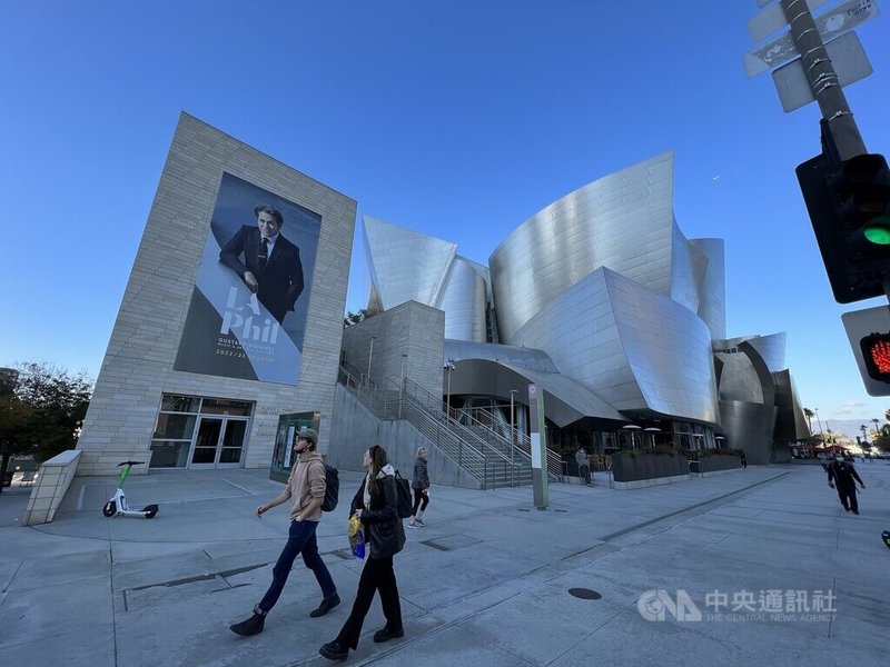 迪士尼音樂廳（Walt Disney Concert Hall）是洛杉磯愛樂（LA Phil）主場館，洛杉磯愛樂的音樂總監杜達美（Gustavo Dudamel）是世界知名指揮家，照片高掛在牆外。中央社記者林宏翰洛杉磯攝 112年1月25日