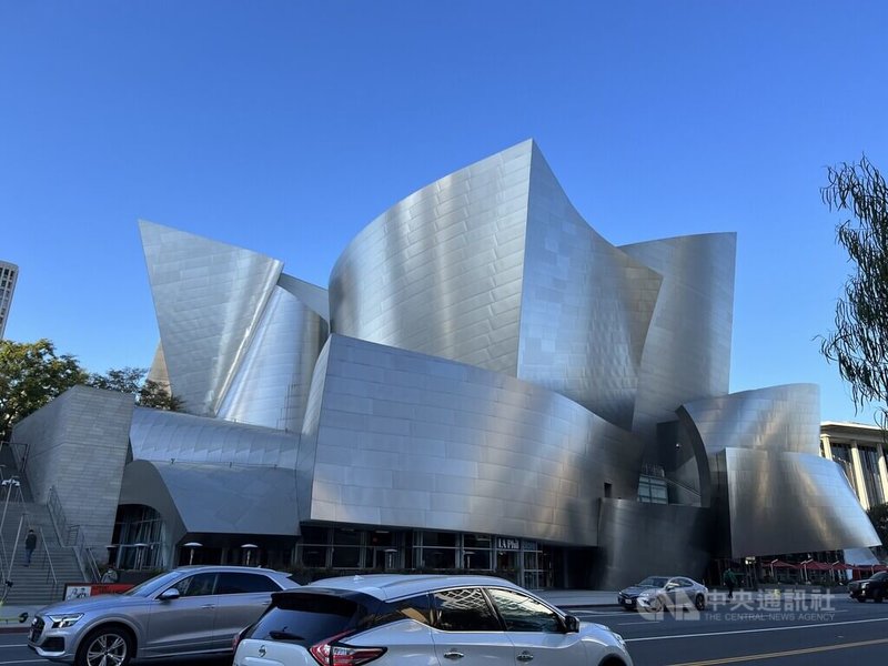 迪士尼音樂廳位在洛杉磯市中心，不鏽鋼造型在陽光照耀下閃閃發亮。中央社記者林宏翰洛杉磯攝 112年1月25日