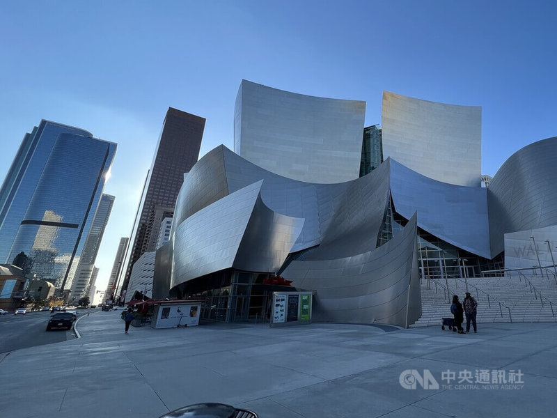 迪士尼音樂廳（Walt Disney Concert Hall）位在洛杉磯市中心，相較於周圍工整的摩天大樓，不鏽鋼造型隱藏動感。中央社記者林宏翰洛杉磯攝 112年1月25日