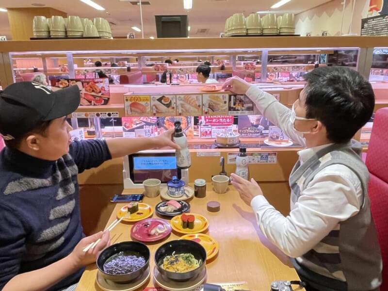 圖為今年1月民眾在日本壽司郎用餐。（中央社檔案照片）
