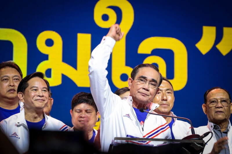 泰國總理帕拉育（中）加入新政黨團結建國黨，將代表新政黨角逐2023年總理職務。圖為1月9日帕拉育加入團結建國黨的記者會。（團結建國黨提供）中央社記者呂欣憓曼谷傳真 112年1月25日