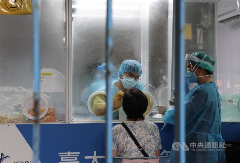 圖為民眾前往台大醫院篩檢站進行PCR篩檢。（中央社檔案照片）