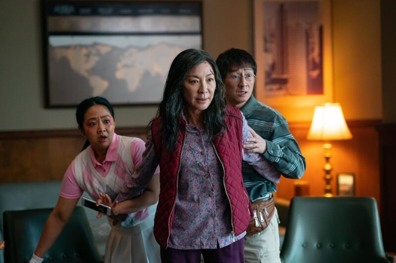 楊紫瓊（中）以電影「媽的多重宇宙」入圍奧斯卡金像獎最佳女主角。（圖取自facebook.com/yeoh2016）