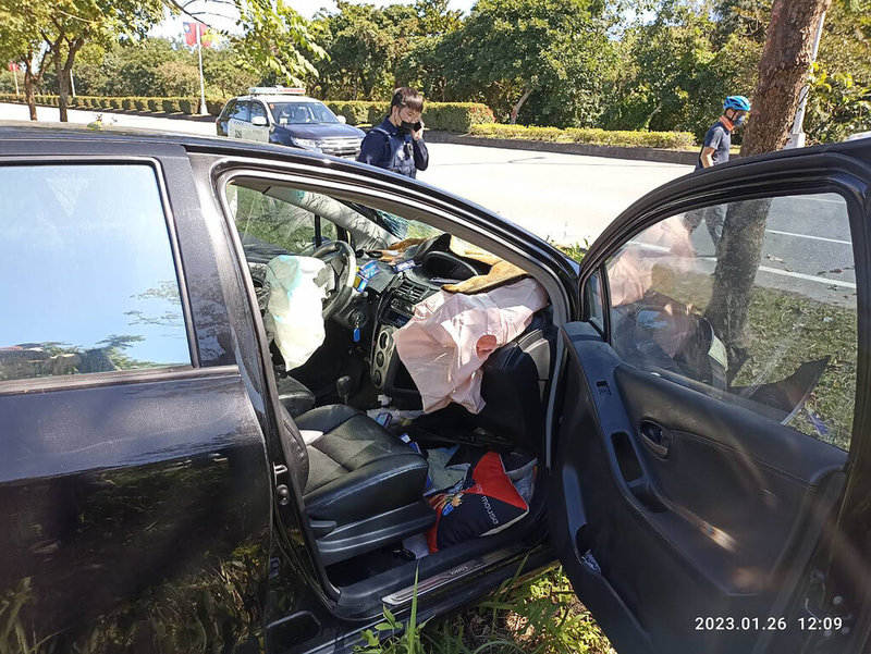 台11丙3.4公里處北往南方向26日發生自小客車自撞路樹事故，黃姓駕駛頭部重創，送醫後尚仍在加護病房觀察中，車內後座2名乘客則是輕傷。（花蓮縣消防局提供）中央社記者張祈傳真  112年1月26日