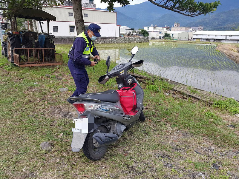 台9線花蓮縣富里鄉竹田村26日上午發生車禍事故，83歲何姓機車騎士與同向小貨車發生碰撞後，何姓老翁倒地失去生命跡象，緊急送醫後仍宣告不治。（警方提供）中央社記者張祈傳真  112年1月26日