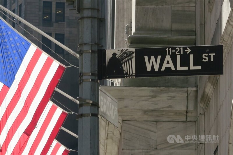 圖為美國華爾街路標與紐約證券交易所。（中央社檔案照片）