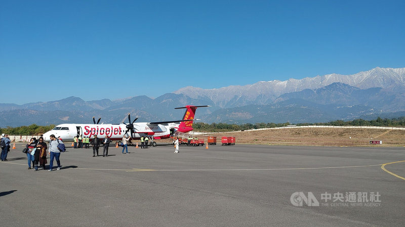 在印度北部山城達蘭薩拉機場可遙望喜馬拉雅山脈，被譽為印度最美機場之一。中央社記者林行健達蘭薩拉攝 112年1月26日