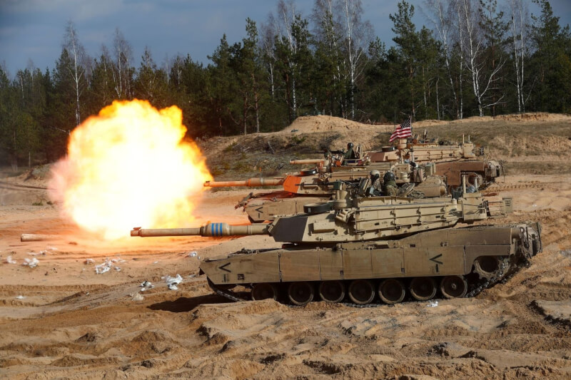 美國總統拜登25日宣布將提供烏克蘭31輛美製M1艾布蘭坦克。圖為美軍M1A1艾布蘭坦克。（路透社）