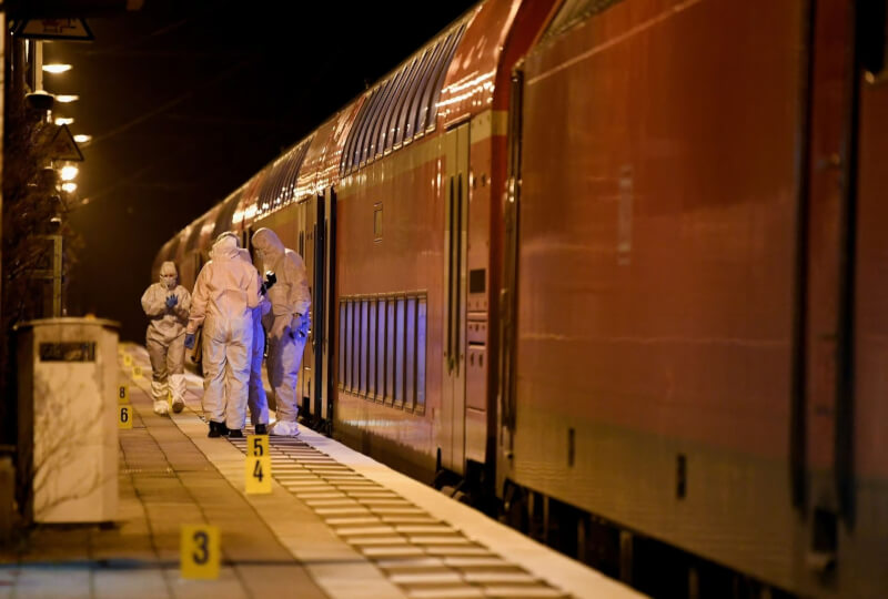 德國北部一列區域列車今天發生持刀攻擊事件，造成至少2人喪生、7人受傷。鑑識人員在事發列車旁檢視現場。（路透社）