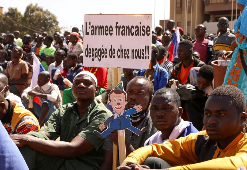 布吉納法索民眾聚集瓦加杜古的民族廣場，舉著「法國軍隊滾出我們的國家」的標語。（路透社）