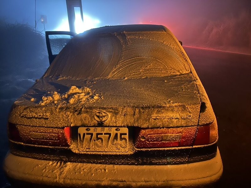 台7甲線位於台中市與宜蘭縣交界的思源埡口路段,27日晚間降下瑞雪,遊客經過還下車拍照。(民眾提供)中央社記者蘇木春傳真 112年1月27日
