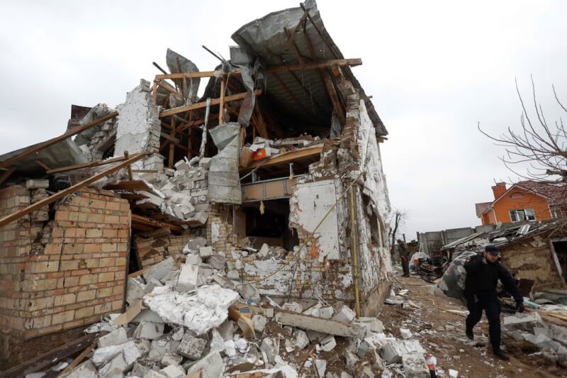 圖為26日基輔附近城鎮格列瓦哈一處民宅遭俄軍轟炸。（路透社）