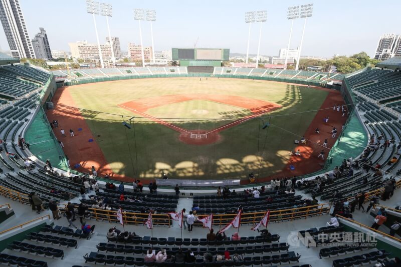 中華職棒球員工會7日發聲明表示，有逾半數選手認為高雄澄清湖棒球場（圖）已有嚴重安全疑慮。（中央社檔案照片）