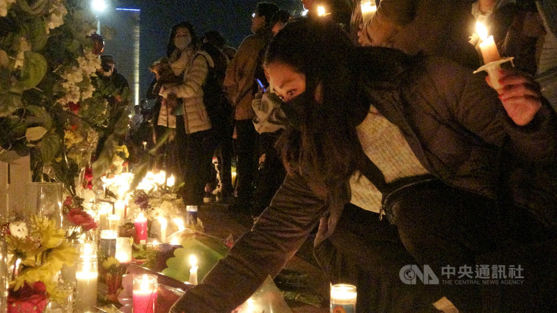 加州蒙特瑞公園市（Monterey Park）舞星大舞廳21日發生槍擊案，造成11人死亡，25日在案發地點外停車場，數百人聚集悼念死難者。中央社記者林宏翰洛杉磯攝  112年1月27日