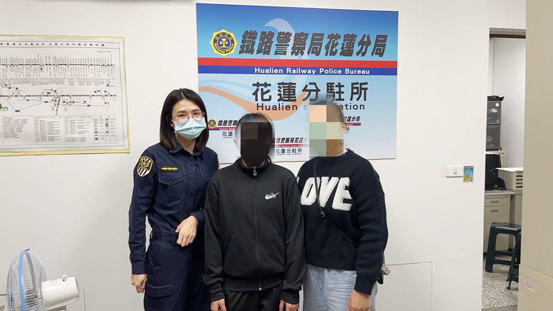 花蓮2名年約14歲少女25日搭火車返校後即失聯，家長著急報案，鐵警調閱監視器，發現2人提前下車並改買反方向列車，還變裝搭計程車，警方以車追人，隔天在花蓮市區找到2人，並通知家屬帶回。（鐵路警察局花蓮分局提供）中央社記者張祈傳真  112年1月27日