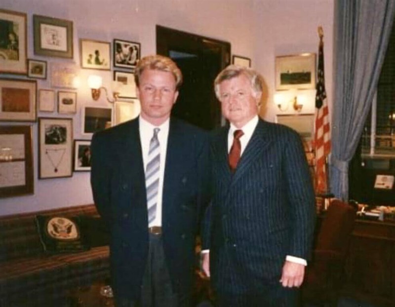 昆布勞（左）1990年與時任美國聯邦參議員甘迺迪（右）合影。（昆布勞提供）中央社記者徐薇婷華盛頓傳真 112年1月27日