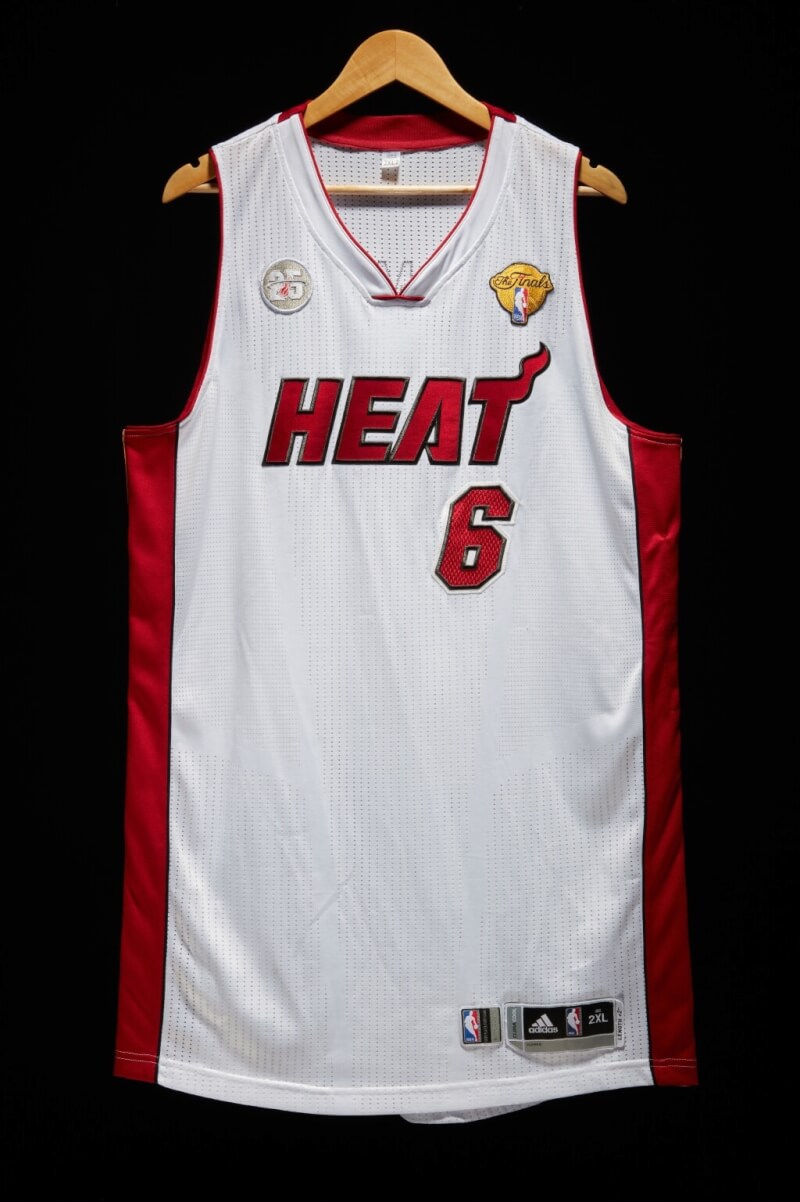 NBA洛杉磯湖人球星詹姆斯2013年總冠軍賽第7戰球衣以新台幣1.1億元天價落槌。（圖取自twitter.com/Sothebys）