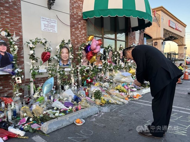 驻洛杉矶台北经济文化办事处长黄敏境（图）于当地时间27日赴蒙特瑞公园市（Monterey Park）21日发生枪击案的舞星大舞厅，向11名罹难者的照片献花致哀。中央社记者林宏翰洛杉矶摄  112年1月28日