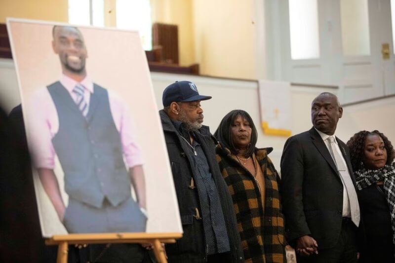 美國29歲非裔男子尼科爾斯（畫中者）遭5名警察毆打致死。圖為尼科爾斯母親威爾斯（右3）27日召開記者會。（路透社）