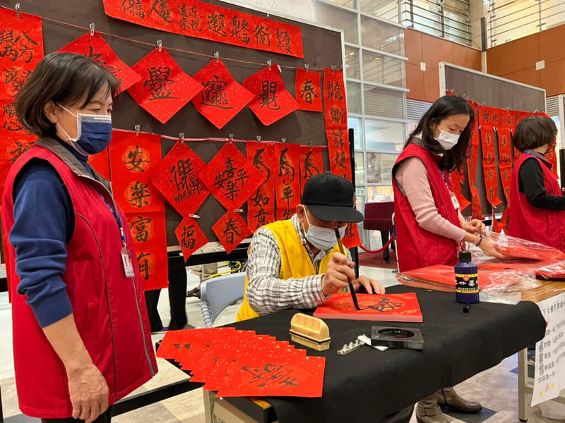 8旬退休飛機維修員王則雄投入志工服務至今15年，獲全國衛生福利志願服務特殊貢獻獎表揚。圖為王則雄寫一手好字，和志工隊一起做公益、寫春聯獲好評。（成大醫院提供）中央社記者沈佩瑤傳真  112年1月29日