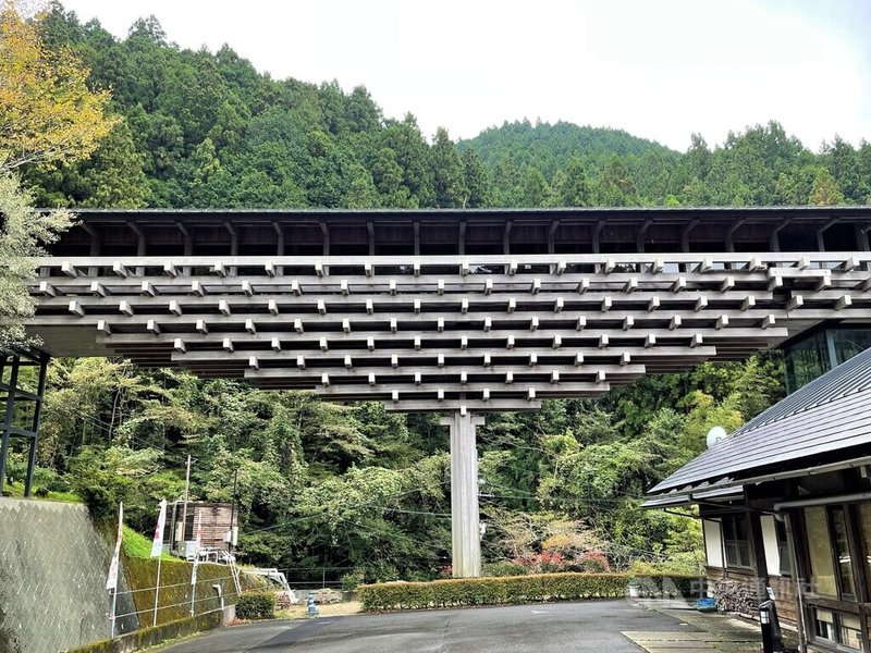 設計2020東京奧運主場館國立競技場的建築大師隈研吾為高知縣小山村檮原設計6座建築，其中有「檮原木橋博物館」（雲上藝廊），連結雲上飯店及雲上溫泉。中央社記者楊明珠高知攝  112年1月29日