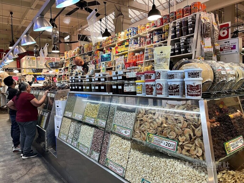 洛杉磯中央市場（Grand Central Market）新舊交融，老式雜貨店賣著乾貨、香料與雜糧，既是觀光客造訪的旅遊景點，又富含在地生活痕跡。中央社記者林宏翰洛杉磯攝  112年1月29日