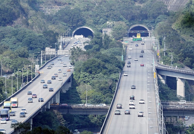 春節連假收假日，29日中午過後國道5號部分路段車流增加，但行車仍屬順暢。圖為國5木柵系統午後雙向車流。中央社記者郭日曉攝 112年1月29日