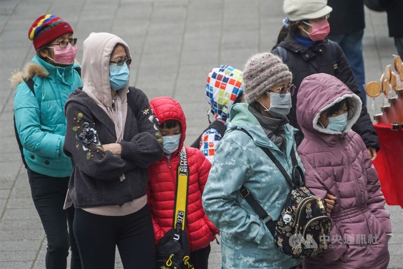 圖為台北市家長帶孩子外出活動，走路時靠在一起保暖。中央社記者裴禛攝 112年1月28日