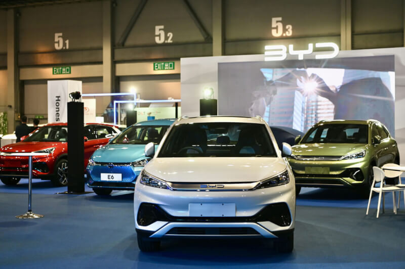 中國比亞迪汽車2022年賣出186萬輛車，超越特斯拉躍為全球新能源車霸主。陸媒分析，比亞迪的成功在於掌握全產業鏈，但這也成為隱憂。（中新社提供）中央社 112年1月29日