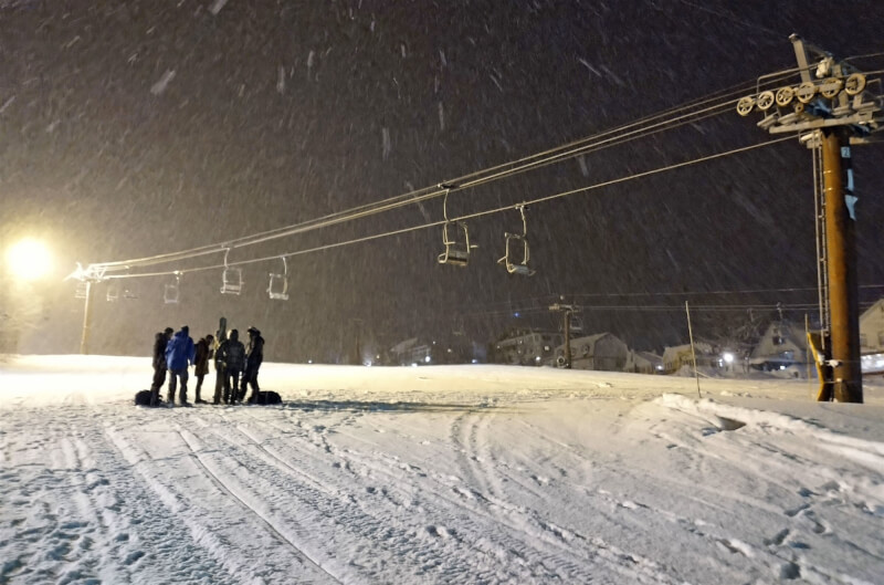 日本中部長野縣一處海拔約2100公尺的山坡地29日下午發生雪崩。圖為小谷村栂池高原滑雪場。（共同社）