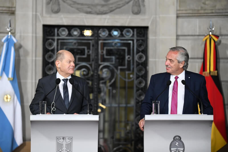 德國總理蕭茲（左）28日與阿根廷總統費南德茲（右）在布宜諾斯艾利斯會面。（圖取自facebook.com/alferdezok）