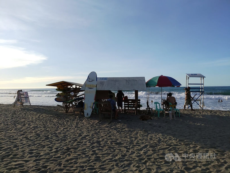 為推動觀光業復甦，總統小馬可仕拍板，預計2024年底前，外籍旅客遊菲律賓將可申請加值稅退稅。圖為菲律賓衝浪勝地拉烏尼昂省（La Union）海灘。圖攝於1月26日。中央社者陳妍君拉烏尼昂省攝 112年1月30日