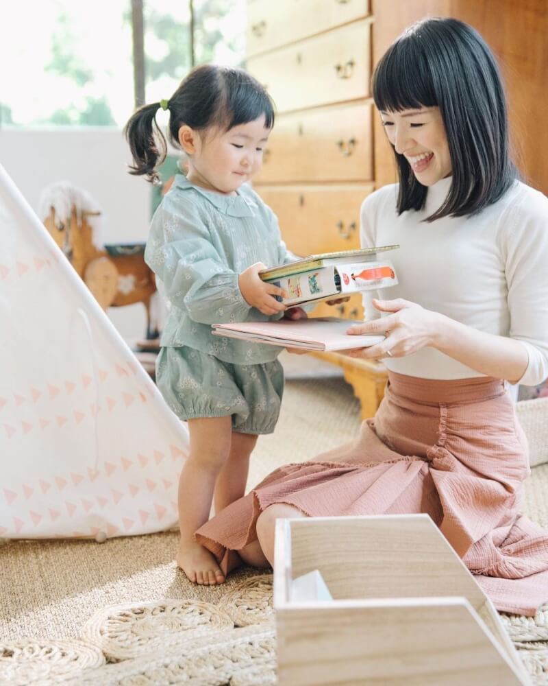 日本「收納女王」近藤麻理惠（右）近年來當上3寶媽，她坦言，「有點放棄整理了」。（圖取自instagram.com/mariekondo_jp）