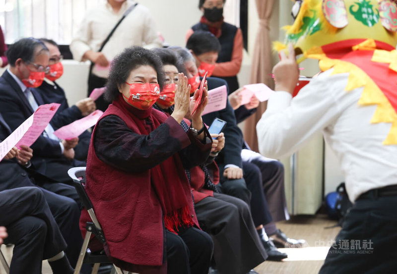 監察院長陳菊（前左）30日上午出席監察院新春團拜，現場欣賞精彩表演。中央社記者吳家昇攝　112年1月30日