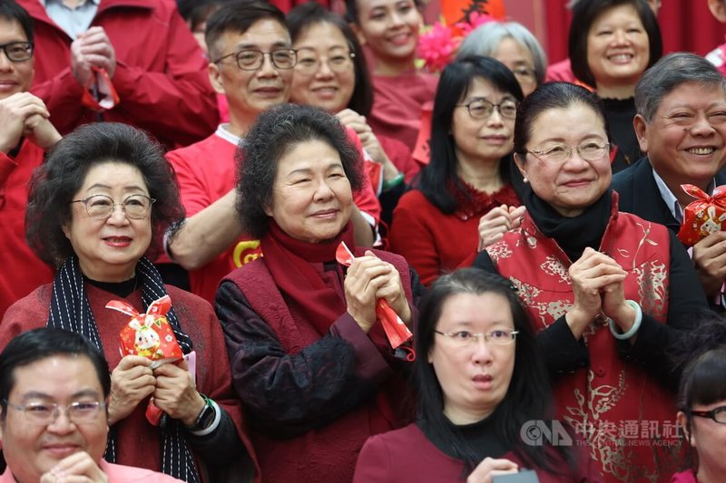 監察院30日上午舉行新春團拜，監察院長陳菊（2排中）出席，向大家拜年恭賀新春。中央社記者吳家昇攝  112年1月30日