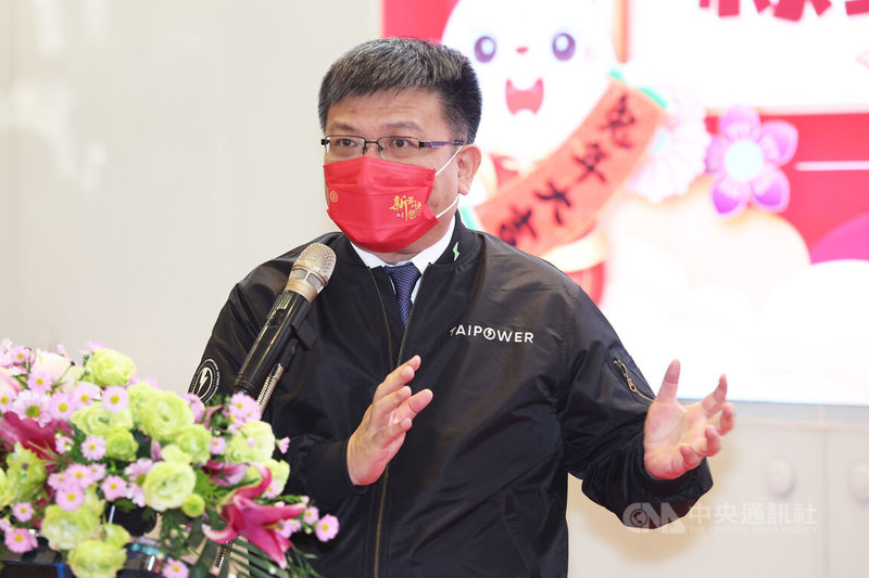 台灣電力公司30日在台電大樓舉行新春團拜，經濟部次長、台電代理董事長曾文生（圖）出席致詞，提出新年展望與目標，並祝賀大家新的一年「兔來運轉」。中央社記者趙世勳攝　112年1月30日