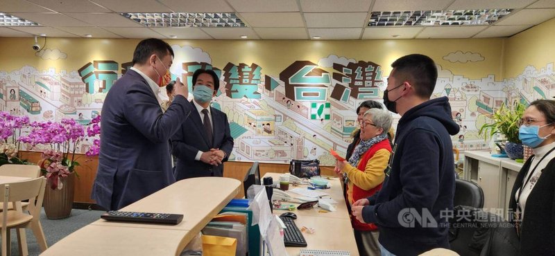 民進黨主席賴清德(左2)30日赴中央黨部,發放開工紅包。中央社記者葉素萍攝 112年1月30日