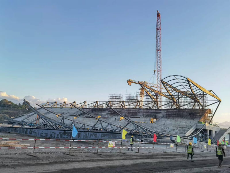 中國與索羅門建交前承諾要興建的宏偉體育館已開始動工，但工人氣憤控訴工資低、且沒有接受安全培訓就上工。（圖取自facebook.com/2023PacificGamesStadiumProject）