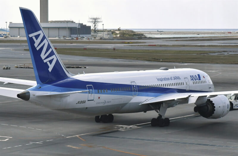 日本沖繩縣那霸機場30日上午收到炸彈威脅，2架全日空航班一度取消起飛。（共同社）