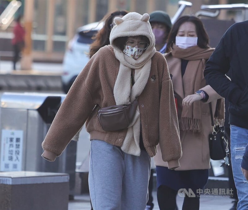 氣象局表示，30日晚間至31日清晨要留意低溫。圖為台北市中正區民眾穿戴圍巾及帽子禦寒。中央社記者謝佳璋攝 112年1月30日