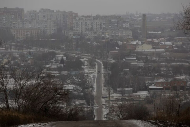 俄羅斯部隊近來在烏克蘭東部戰事取得進展。圖為14日烏東巴赫姆特鎮市景。（路透社）
