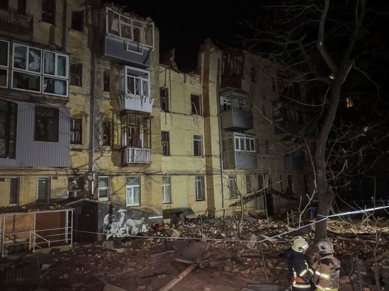 烏克蘭大城哈爾科夫一處住宅30日遭俄軍飛彈攻擊。（路透社）