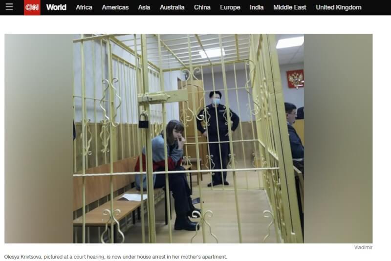 外媒報導，俄羅斯19歲女大生克里夫佐娃因在社群媒體發文批評俄國入侵烏克蘭，恐面臨多年牢獄之災。圖為克里夫佐娃出席法庭聽證會。（圖取自CNN網頁edition.cnn.com）