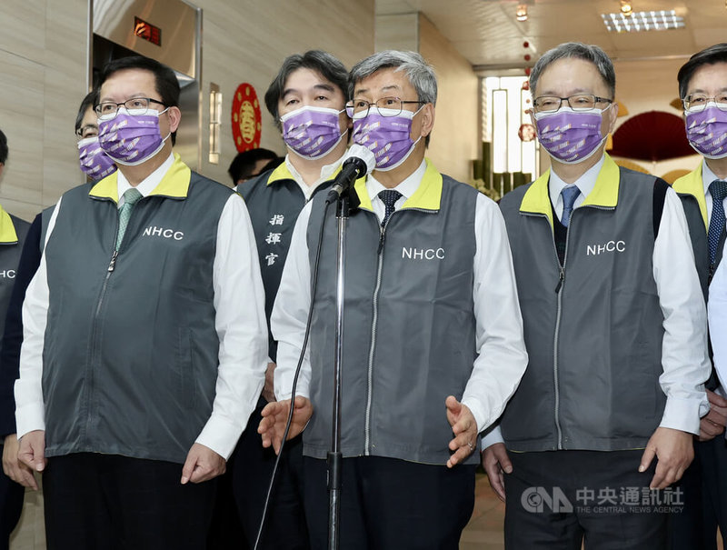 行政院長陳建仁（前左2）31日下午視察中央流行疫情指揮中心，開完會後受訪表示，台灣疫情監控一直很好，防疫會議中，確實有討論到疫情增加趨勢，研判與春節人流移動及確診未就診有關，疫情走向待觀察。前左為行政院副院長鄭文燦、前右為衛福部長薛瑞元。中央社記者張皓安攝  112年1月31日