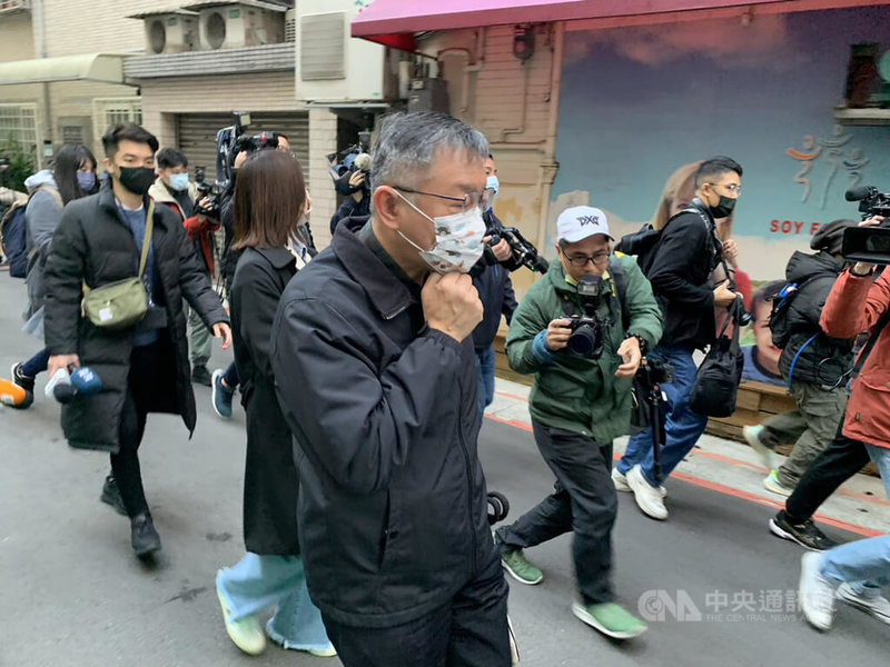 台灣民眾黨主席柯文哲（中）日前重回台大醫院上班並辦理2月1日退休，31日是最後一天上班，上午他從家中步行前往台大醫院。中央社記者郭建伸攝  112年1月31日