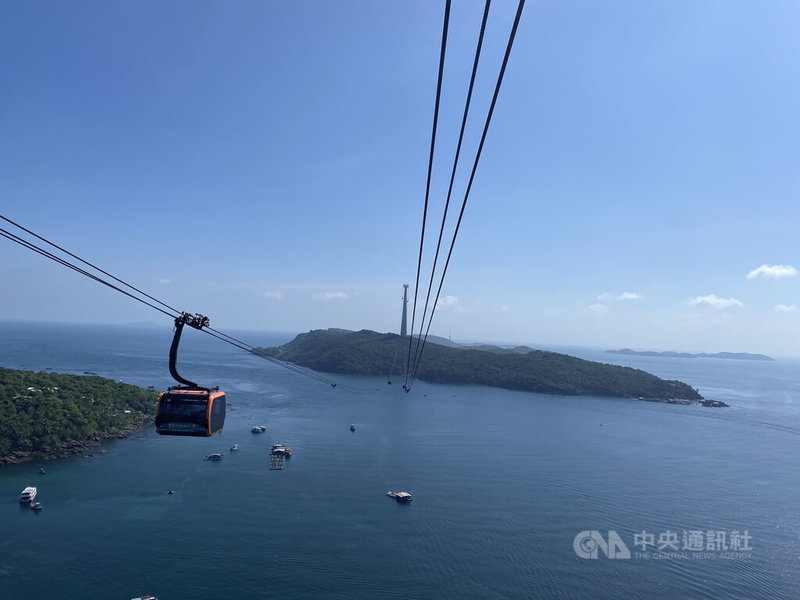 位於越南富國島南島的全景跨海纜車是全球最長的跨海纜車，可一覽富國島的美麗海景。中央社記者余曉涵攝  112年1月31日