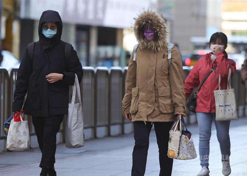 中央氣象局發布低溫特報，31日清晨輻射冷卻影響，各地氣溫明顯偏低。圖為走在台北市中正區街頭的民眾穿著外套禦寒。（中央社檔案照片）