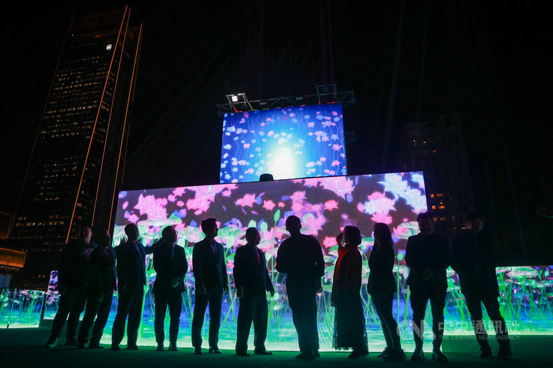 全聯在台北市信義區打造LED數位迷宮燈區「光鑰未來_全聯25」，31日晚間舉行點燈記者會，全區使用超過2700片LED打造光影沉浸秀。中央社記者王騰毅攝 112年1月31日