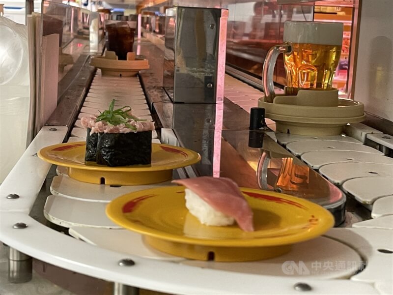 日本各大連鎖迴轉壽司店近日相繼出現惡作劇行為，包括把口水抹在轉盤上的壽司上等。（示意圖／中央社檔案照片）