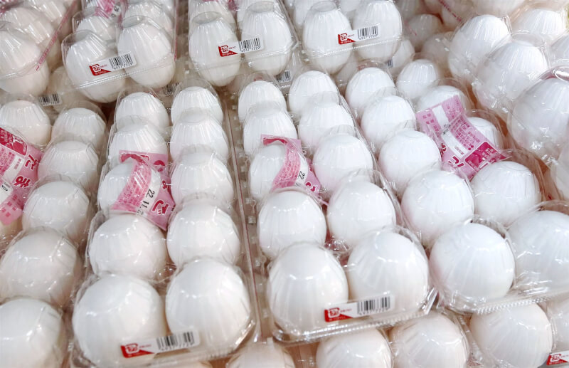 受禽流感疫情影響，日本雞蛋每公斤批發價來到305日圓（約新台幣70元），創1993年開始公布統計數字以來新高紀錄。圖為日本東京超市架上的雞蛋。（共同社）